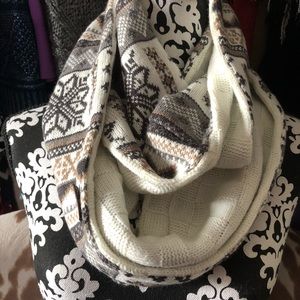 NEW Mukluk mittens and scarf combo